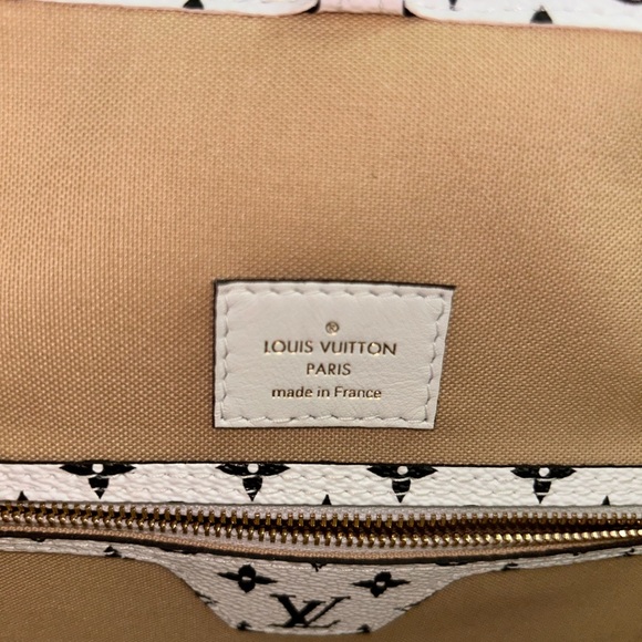 Louis Vuitton Guaranteed Authentic Monogram Giant Neverful MM Khaki and Beige - Picture 11 of 16